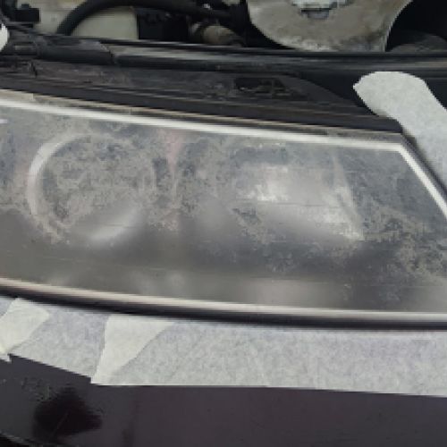 16 Faro de coche en reparación