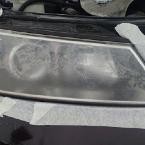 16 Faro de coche en reparación