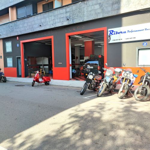 01 Entrada del taller con logotipo en fachada