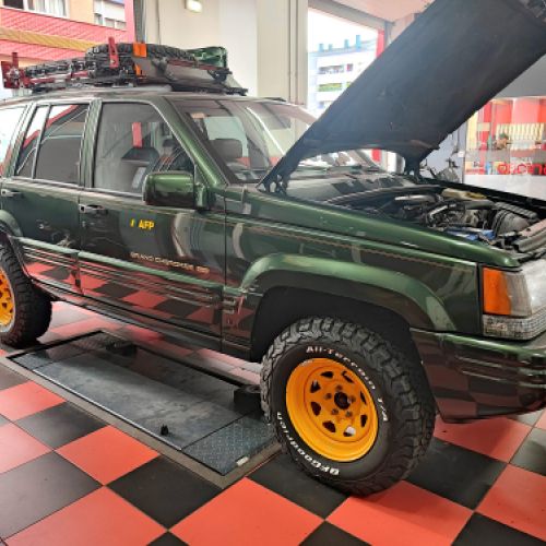 03 Coche todoterreno dentro del taller