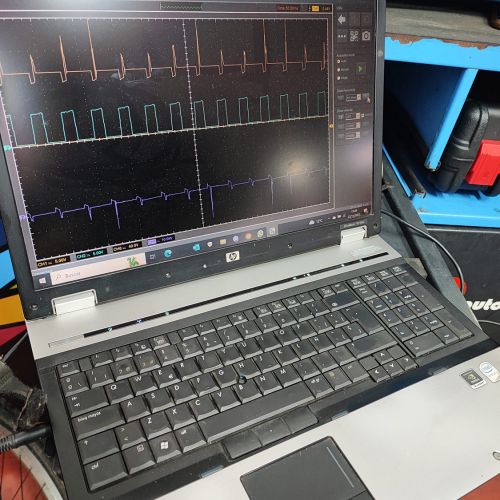 04 Ordenador con imagen de diagnóstico