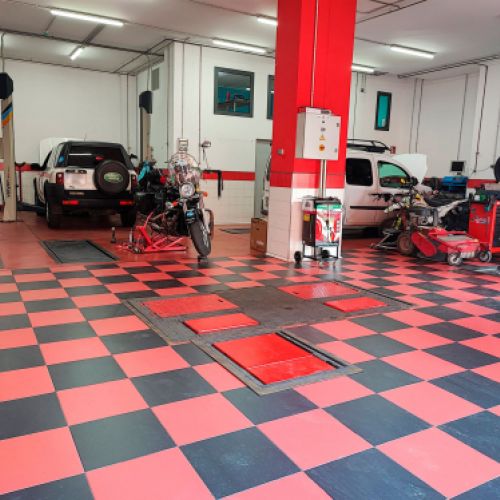 06 Interior del taller con suelo de cuadros