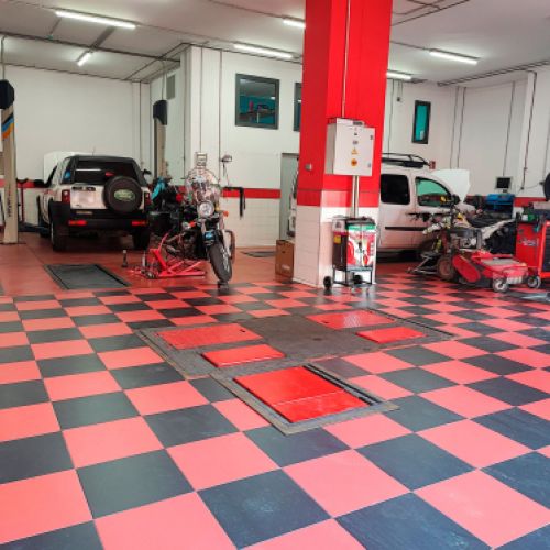 06 Interior del taller con suelo de cuadros