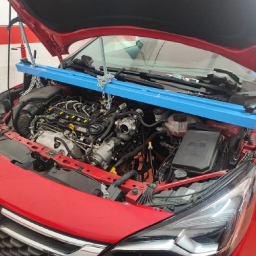 14 Imagen de coche con capó abierto