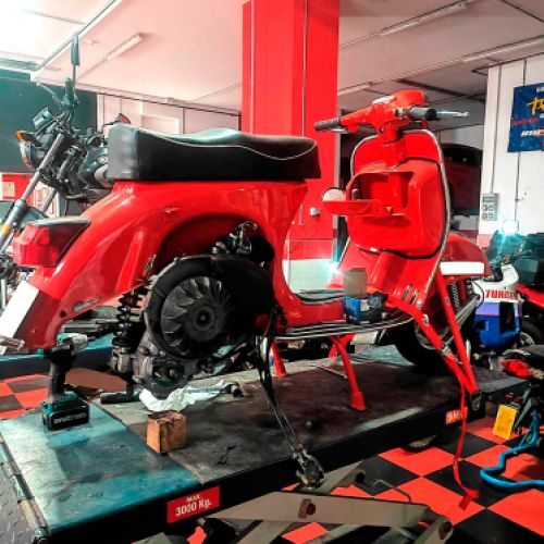 02 Moto sobre plataforma para reparación